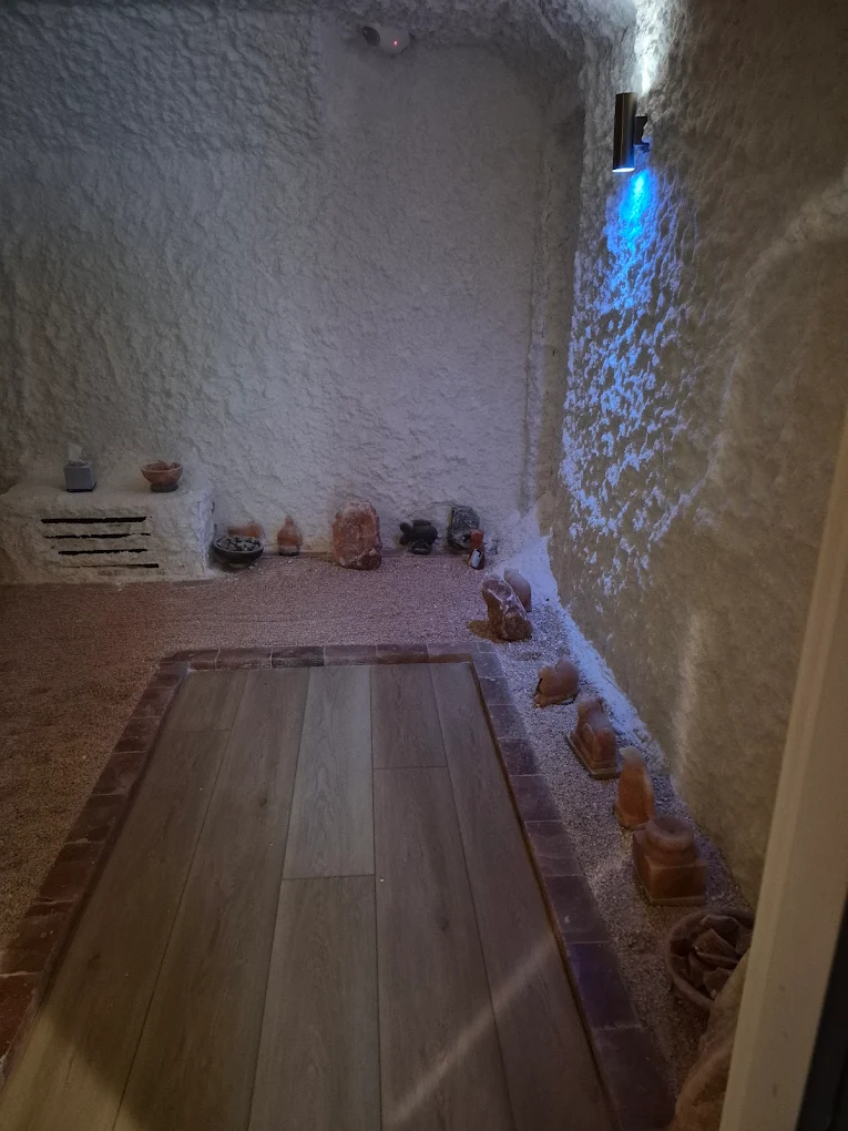Dry salt therapy room with Himalayan salt walls